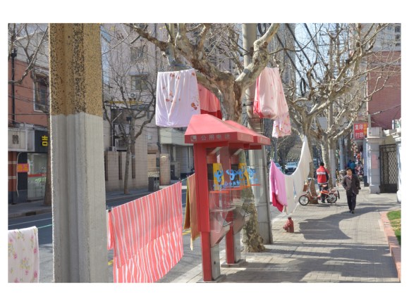 Samstags ist Waschtag, Bettwäsche trocknen an der Straße 