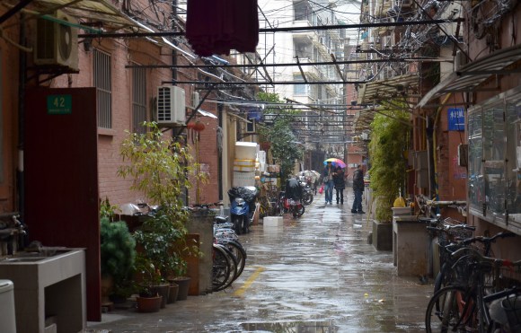 Blick in eine Wohngasse  im Zentrum von Shanghai