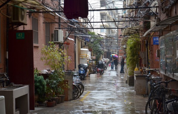 Blick in eine Wohngasse  im Zentrum von Shanghai
