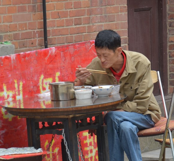 Mittagessen vor dem Haus