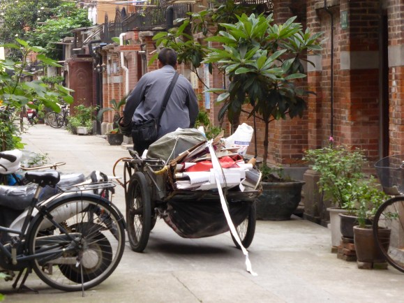 Metall- und Altpapier wird gesammelt 