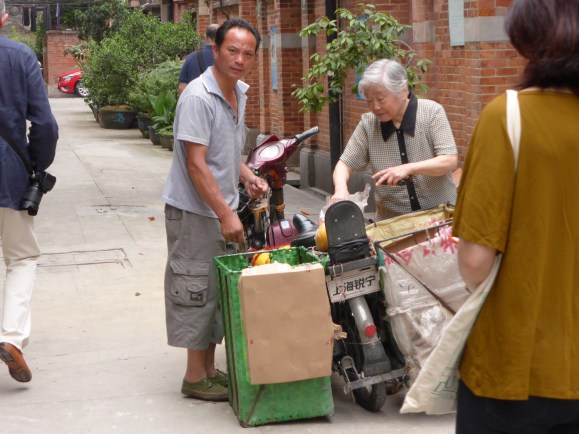Fahrender Obsthändler bei der Arbeit 