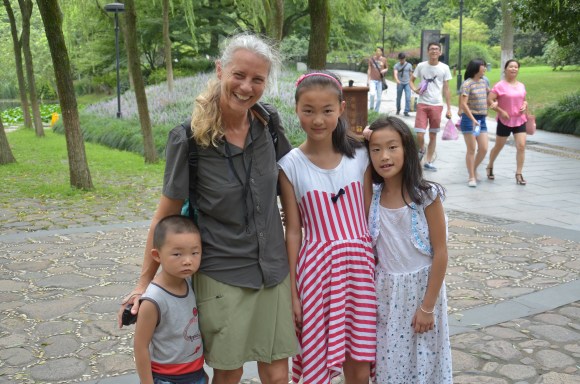 Die blonde Attraktion mit ihren Bewunderern 