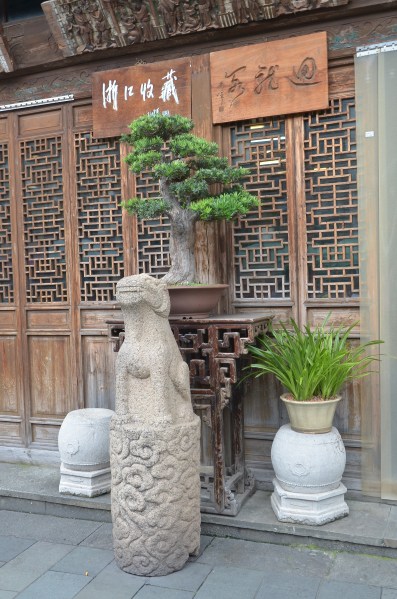 Ladeneingang eines Antiquitätenladens